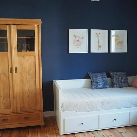 Apartment 3 Zimmer-kueche-bad Im Erdgeschoss Eines 3 Familienhauses *