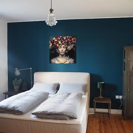 Apartment 3 Zimmer-kueche-bad Im Erdgeschoss Eines 3 Familienhauses *