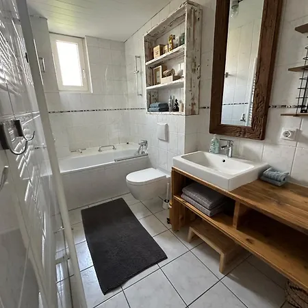3 Zimmer-kueche-bad Im Erdgeschoss Eines 3 Familienhauses Apartment *