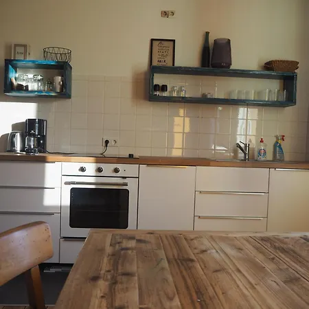 3 Zimmer-kueche-bad Im Erdgeschoss Eines 3 Familienhauses Apartment